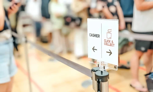 O persoană care comandă încălțăminte online